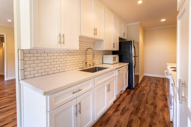 Building Photo - Updated West Hollywood Condo