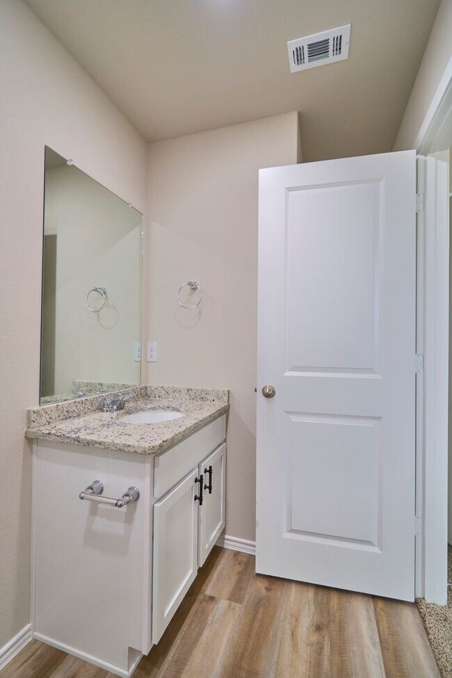 Building Photo - Hunters Ranch Beauty! 3 Bedroom 2 1/2 Bath Townhome