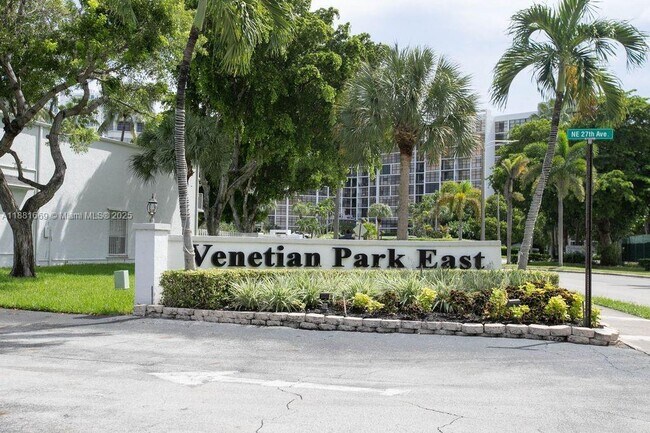 Building Photo - 2714 NE 8th St