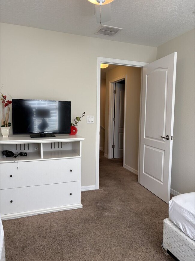 Building Photo - Serene & sophisticated 5-Bedroom 4-Bath re...