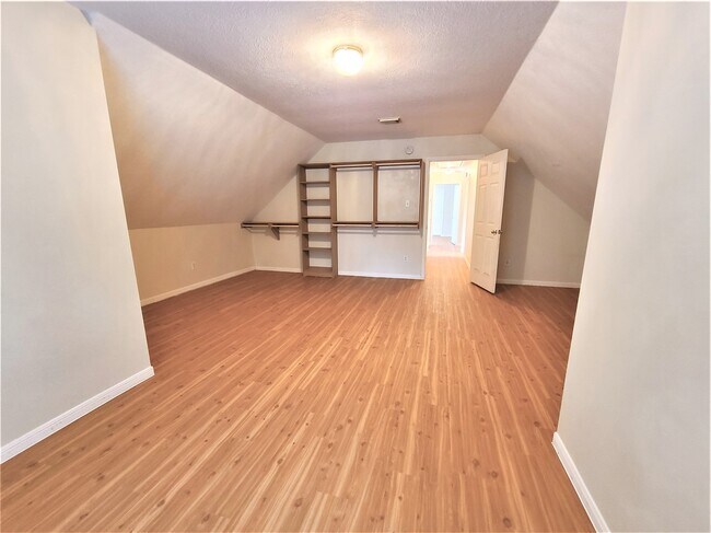 Building Photo - 1719 Abellfield Ln