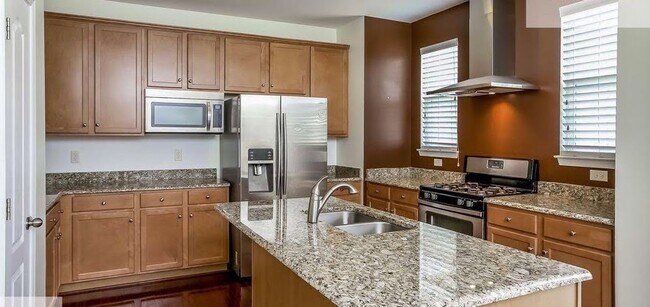 Gourmet kitchen with granite island/breakfast bar - 9714 Pine Arcade