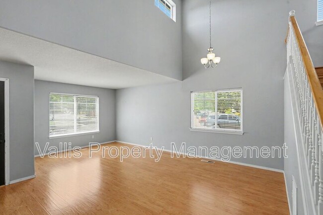 Building Photo - 305 SE Casting St