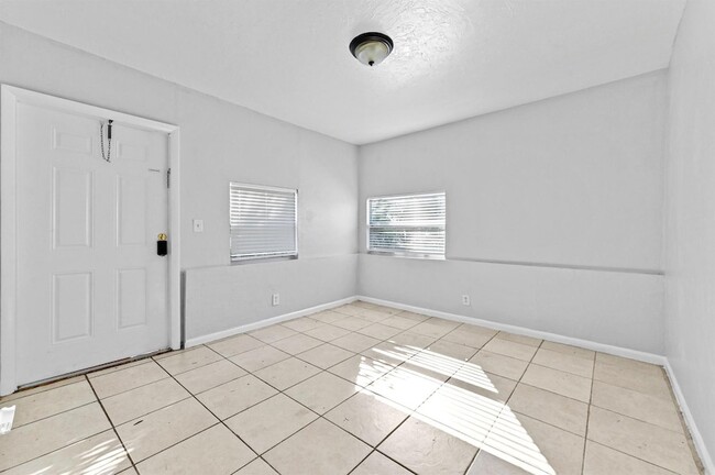 Building Photo - 515 Putnam Rd