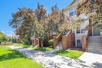 Building Photo - $2,595- 3 Bed, 3 Bath Updated Townhouse wi...