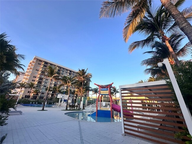 Building Photo - 9225 Collins Ave