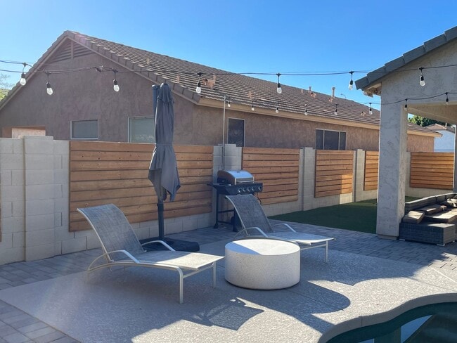 Building Photo - PRIVATE POOL, ADORABLE 3 Bedroom/2 Bath in Dobson Place