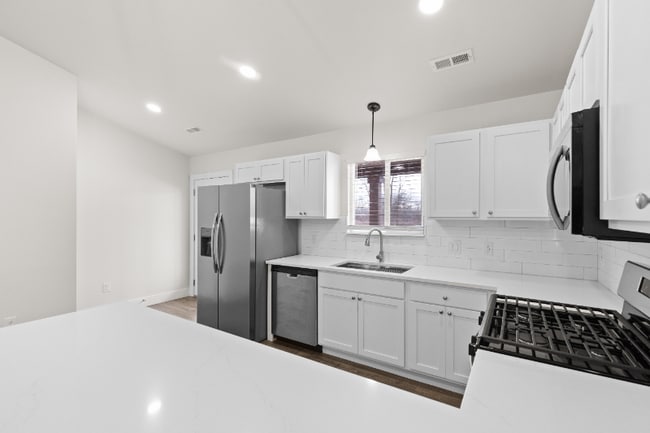 Building Photo - 818 Burr St