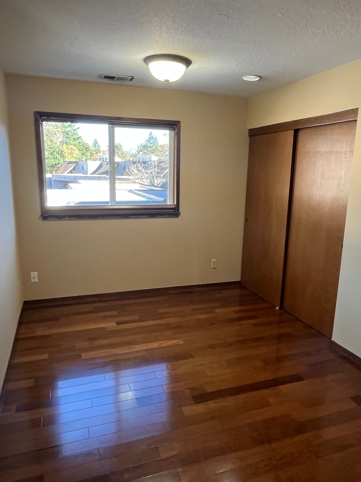 second bedroom with east facing window - 7511 N Edgewater Ave