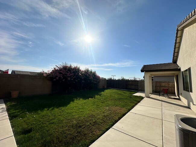 Building Photo - NW Visalia home coming soon!