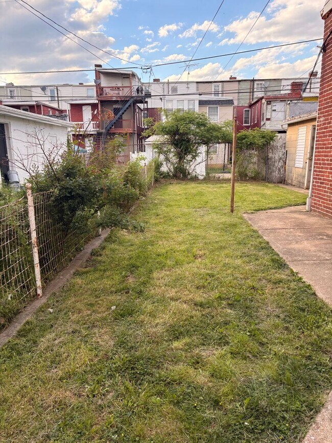 Building Photo - 1st Floor, 1-2 Bedroom Apartment with Yard in York City SD