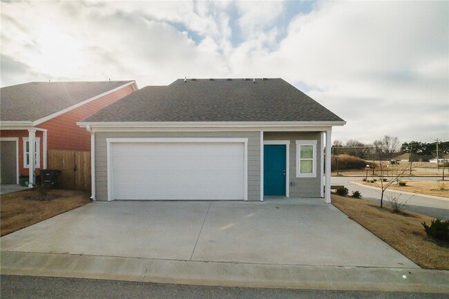 Building Photo - 1636 N Golf Club Dr