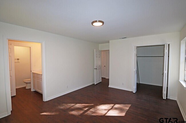 Building Photo - 806 Neches Dr