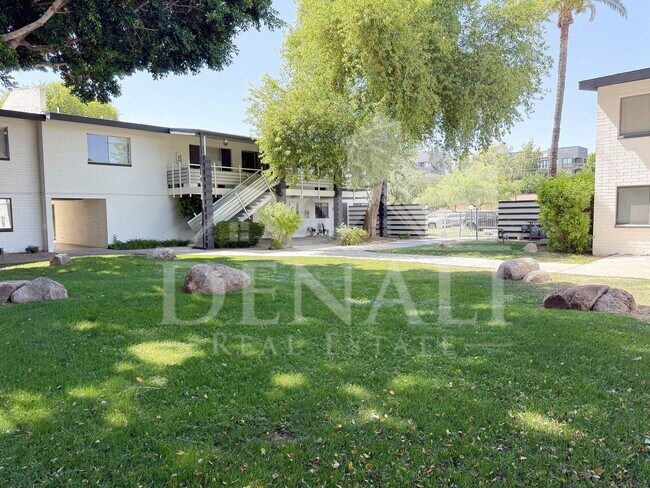 Building Photo - 749 E Montebello Ave
