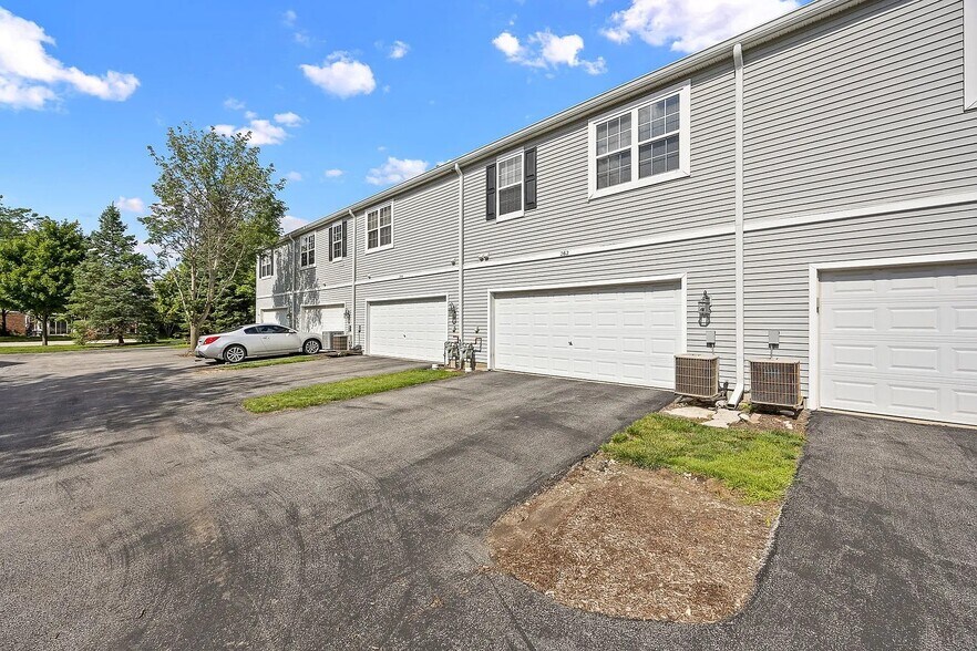 Building Photo - 262 Springbrook Trl S