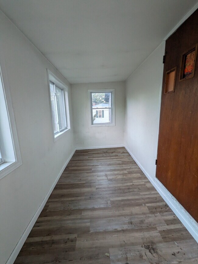 Building Photo - Beautifully updated 2 bed 1 bath apartment in Beaver Falls!  OPEN HOUSE on Thursday (February 5) ...