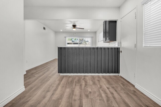 Building Photo - 1621 W 122nd St