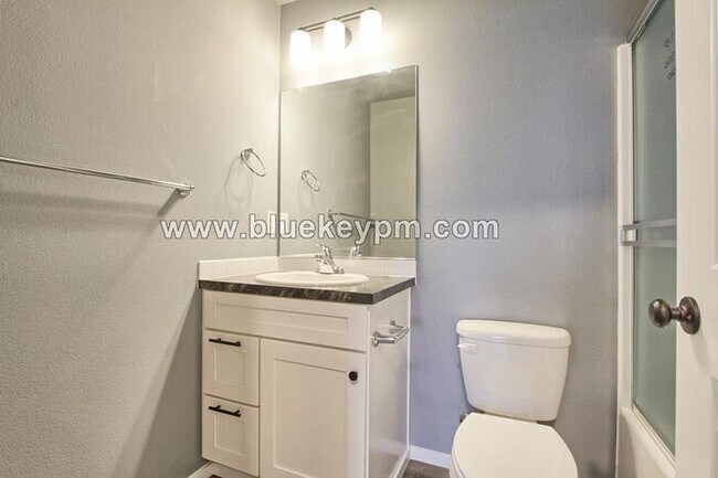 Building Photo - Unit 320: 3 Bed, 2.5 Baths Townhome in LaCenter