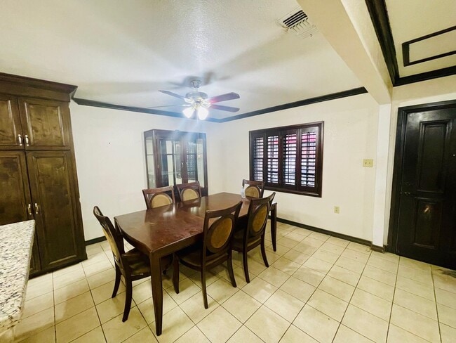 Building Photo - 1503 Chicago St