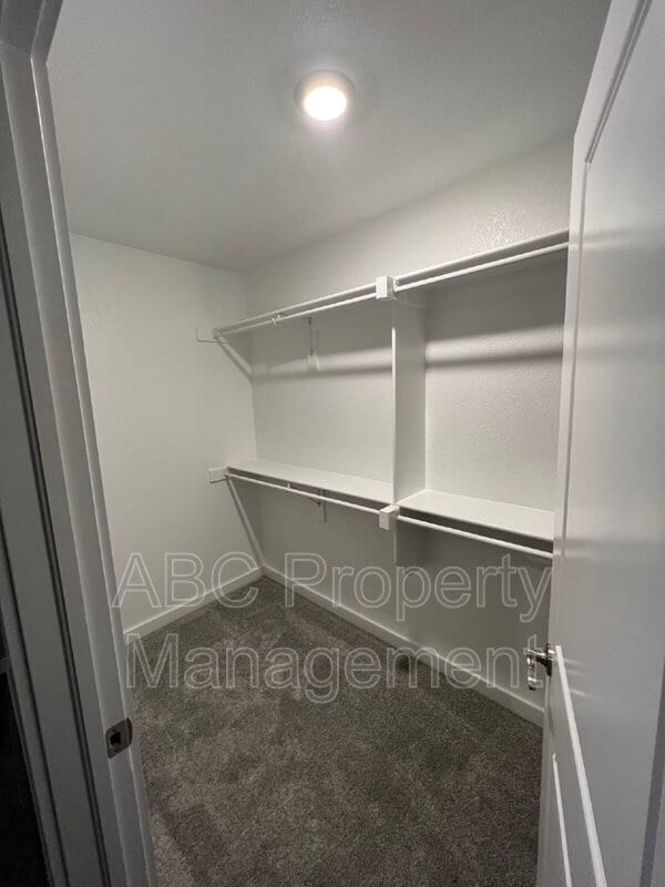 Building Photo - 426 W Tyler Rd