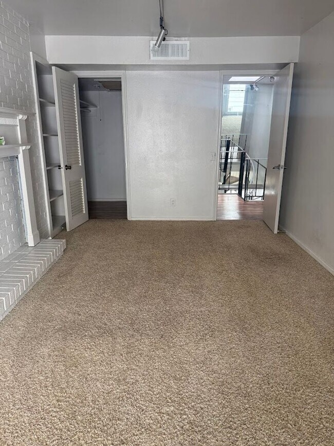 Building Photo - San Pedro Square - West Campus - Townhome - Old School Luxery - W/D - Fireplace - Updated Kitchen...