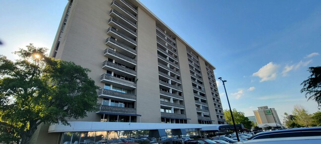 Building Photo - Beautiful Condo In Historic Quapaw Tower