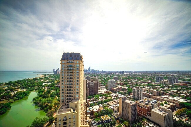 Building Photo - 2626 N Lakeview Ave