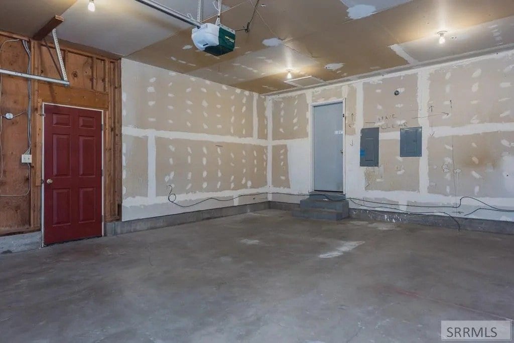 Building Photo - 679 Troy Ave W