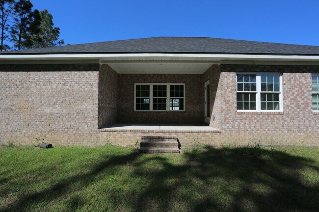 Building Photo - 3 Bedroom Brick House in SEB School District Available NOW