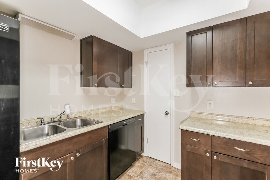 Building Photo - 7989 Sioux Ln