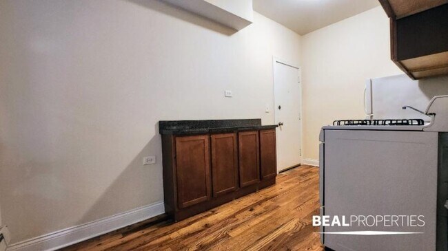 Building Photo - 0 bedroom in CHICAGO IL 60657