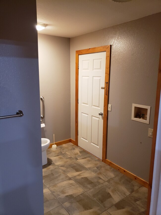 Building Photo - 633 Russell Ave