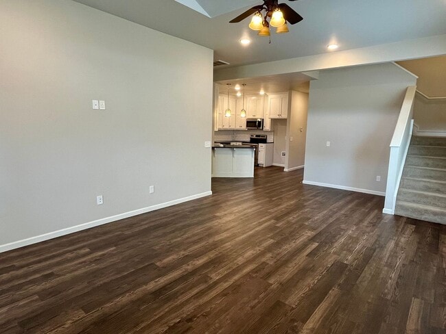 Building Photo - Large 3 Bed, 2 Bath in Beautifully Well-Ma...