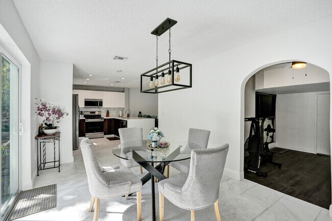 Building Photo - 9841 NW 9th Ct