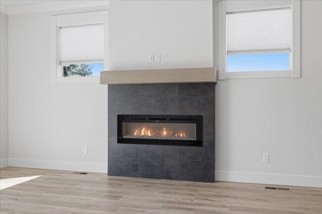 Building Photo - Heart of Eagle 3 Bed 2.5 Bath