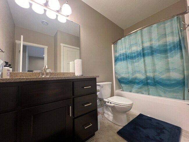 Building Photo - Beautiful 5-bed, 3.5-bath Single Family Home!