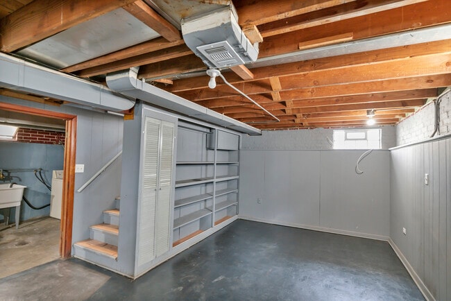 Building Photo - 7418 W Clarence Ave