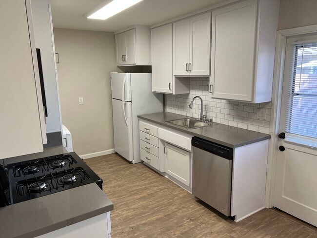 Building Photo - Charming 1 Bedroom unit, completely remodeled with In-Unit Washer/Dryer!