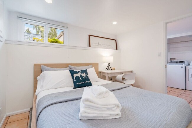 Building Photo - 2403 7th Ave W