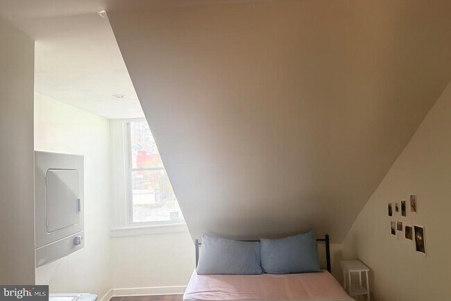 Building Photo - 1209 Spruce St