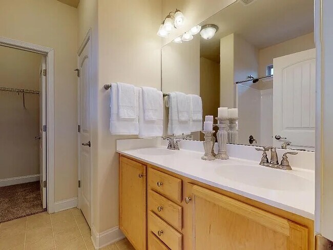 Building Photo - 323 Huntwood Dr