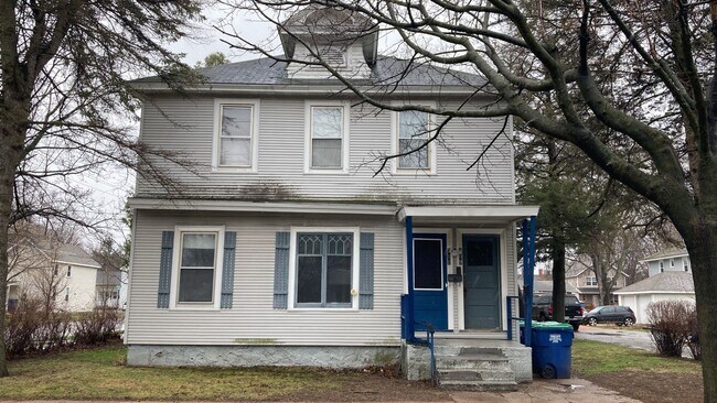 Building Photo - 709 Henrietta St