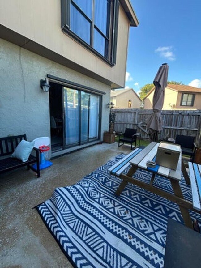 Building Photo - 818 Sandtree Dr