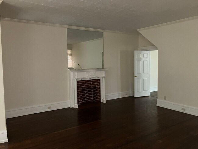 Building Photo - 825 Columbia Ave