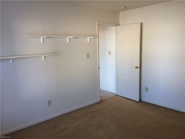 Building Photo - Chimney Hill