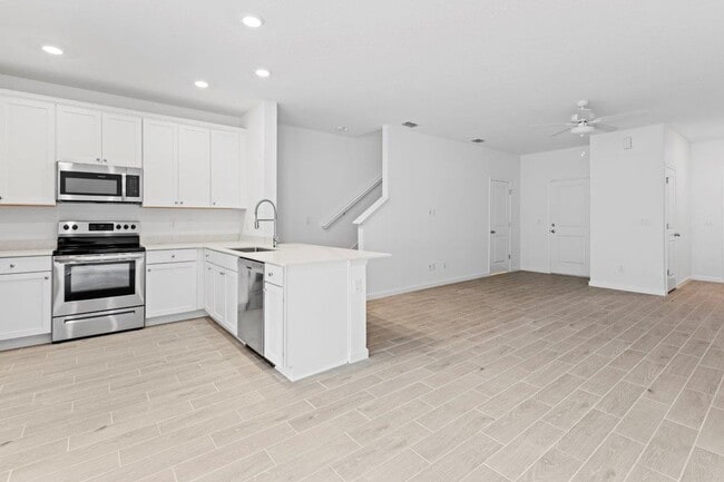 Building Photo - Newer Townhome - Tara West End