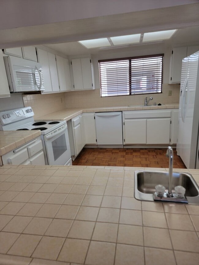 Building Photo - 2 BR / 2 BA Condo with Spectacular Views Near Patrick Henry High School