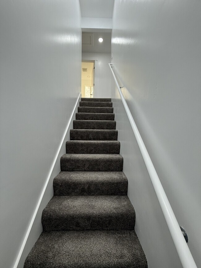 Building Photo - Remodeled duplex - back unit