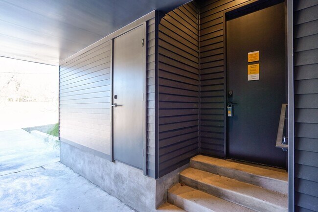 Building Photo - Spacious 3-Bedroom, 2.5-Bath Contemporary ...