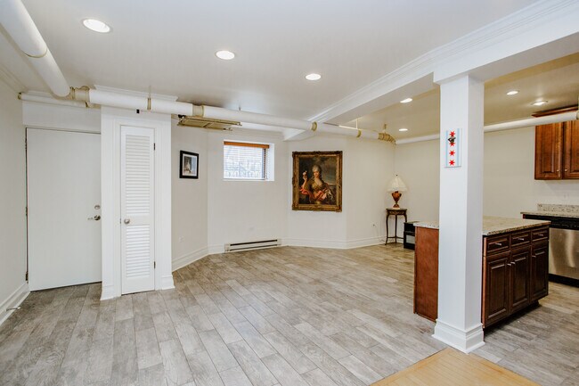 Building Photo - 622 W Briar Pl